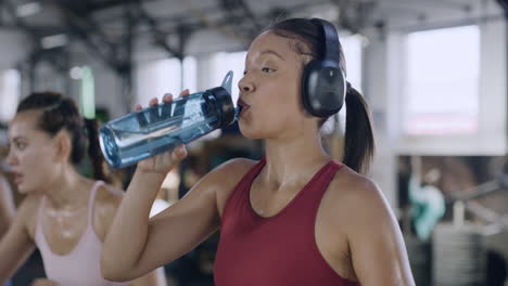 Sweaty-female-athlete-drinking-water