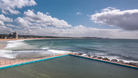 un timelapse que muestra un típico baño por la mañana de verano en la icónica piscina oceánica de sydney en la famosa playa de collaroy