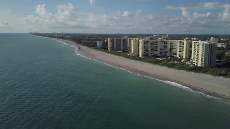 Drone-Sobre-La-Playa-Y-El-Océano-Atlántico-En-Jupiter,-Florida