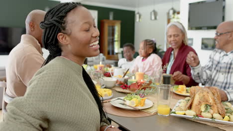 Porträt-Einer-Afroamerikanischen-Mutter-Mit-Familie-Am-Thanksgiving-Esstisch,-Zeitlupe