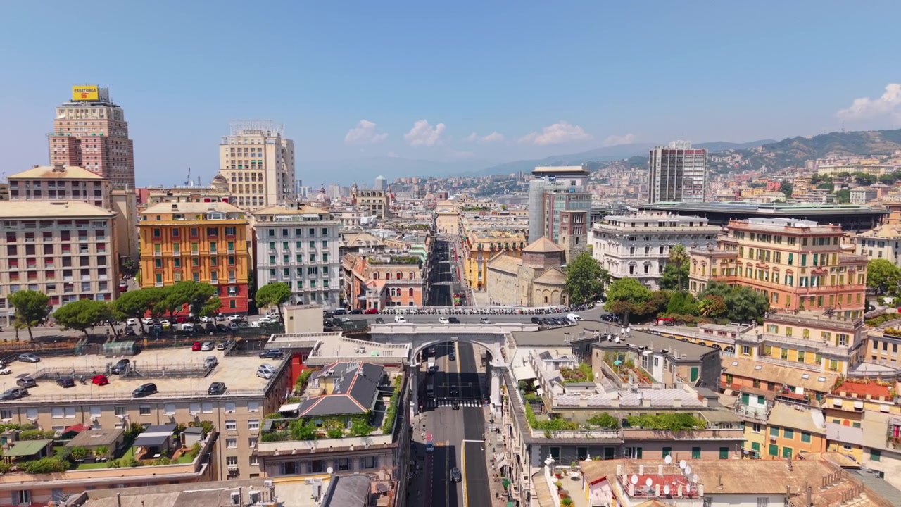 Drohne fliegt über der Innenstadt von Genua zurück und enthüllt ihre historische Stadtlandschaft.