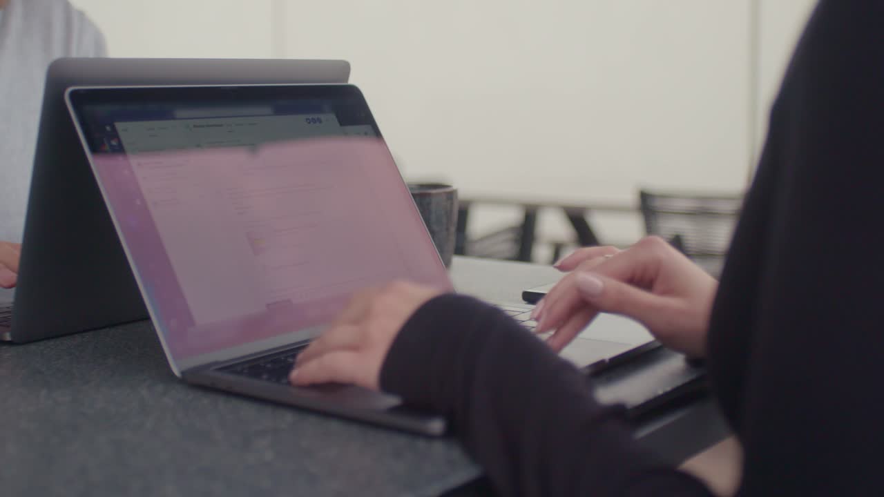 compañeros de equipo trabajando afuera con la computadora portátil y charlando