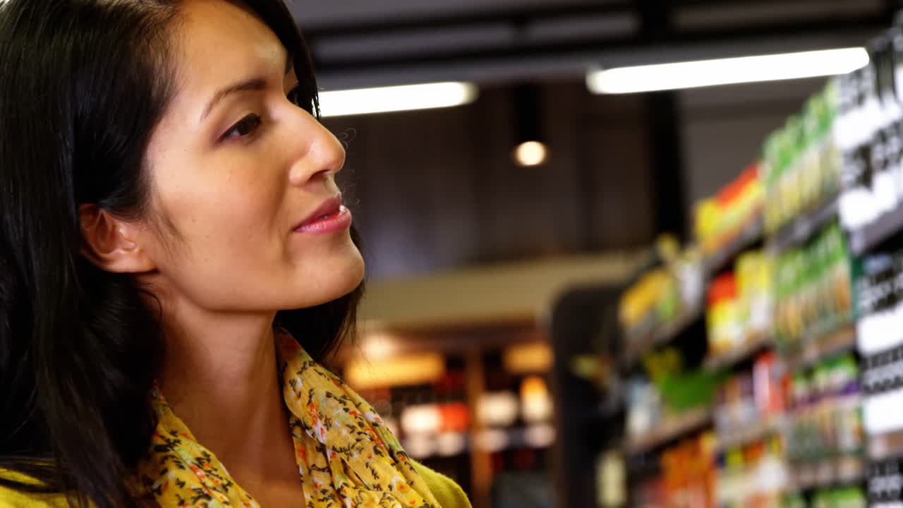 식료품 가게 에서 쇼핑 하는 여자