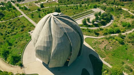 órbita-Aérea-De-Un-Diseño-En-Espiral-De-Arquitectura-De-Mármol-En-Un-Día-Soleado-Y-Solitario,-Templo-Bahai-De-Sudamérica