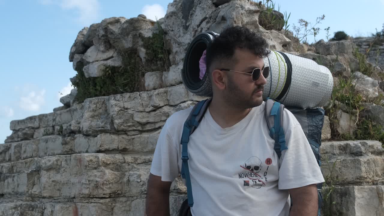 el chico de la mochila.