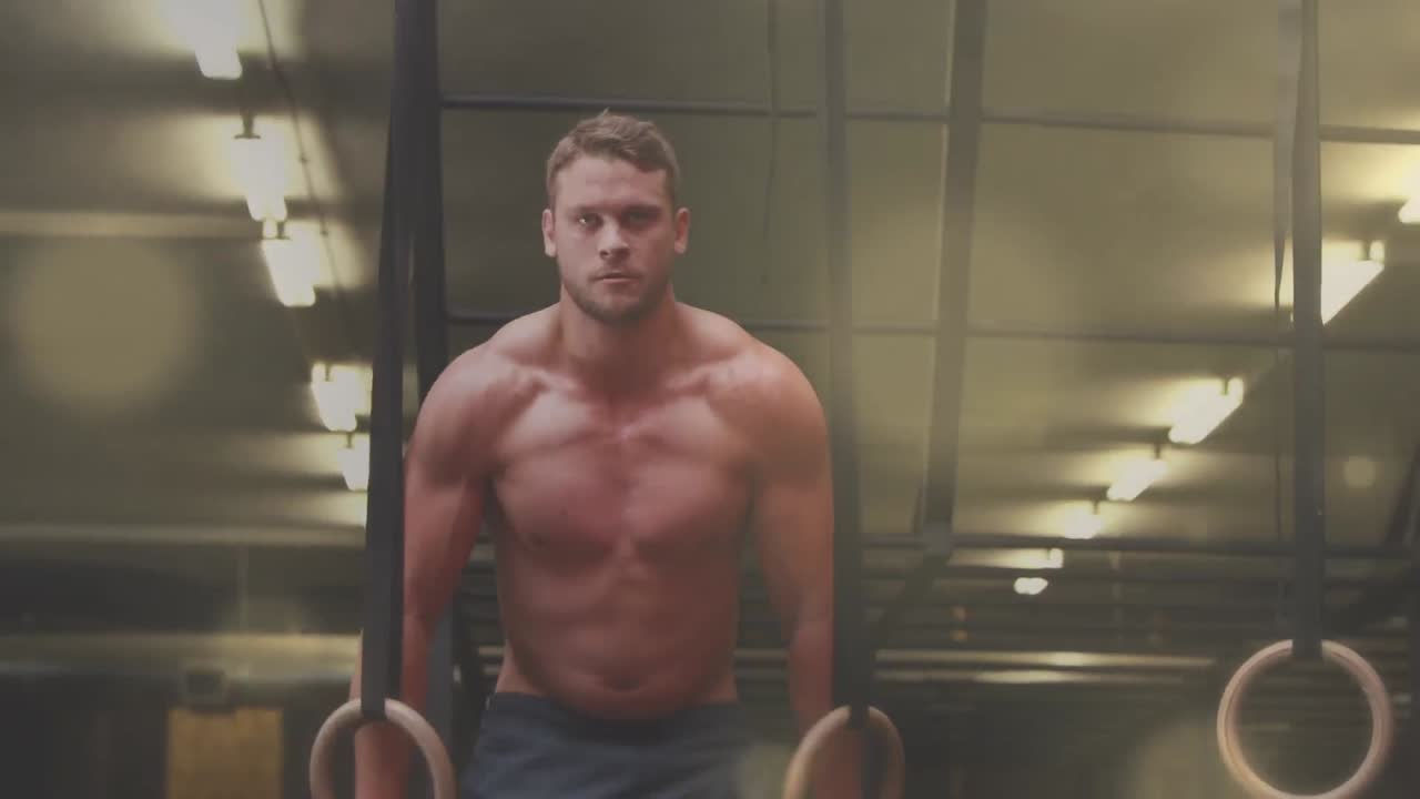 animación de manchas brillantes sobre un hombre fuerte haciendo ejercicio en el gimnasio