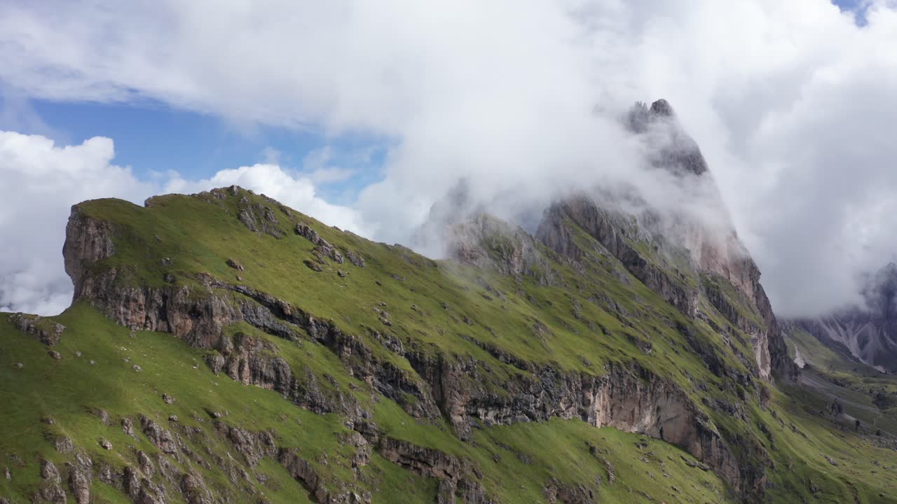 pintoresca vista aérea de la montaña seceda en nube blanca, tirol del sur