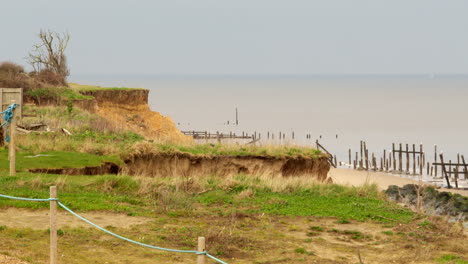 Weite-Aufnahme-Der-Küstenerosion-Und-Der-Gescheiterten,-Verlassenen-Küstenschutzanlagen-In-Happisburgh-Im-März-2024