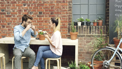 pareja de citas bebiendo café en una cafetería