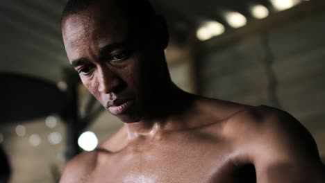 boxeador atando la mano en el gimnasio