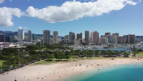 Descending-close-up-aerial-shot-of-Ala-Moana-Beach-in-Honolulu,-Hawaii