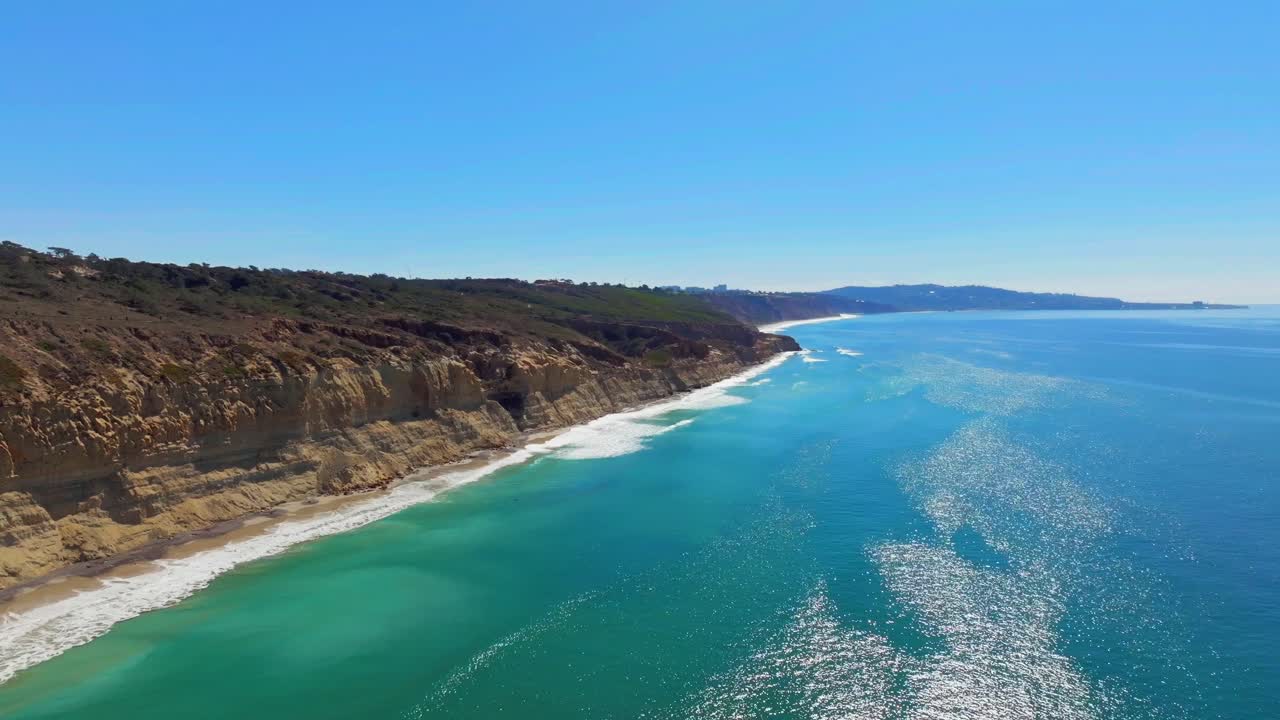 acantilados y mar turquesa, playa estatal de torrey pines en san diego, california, ee.uu. - toma aérea