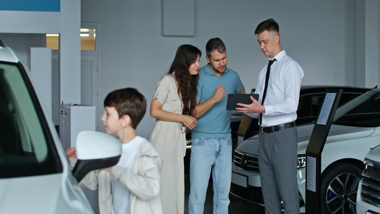 familia comprando un coche nuevo