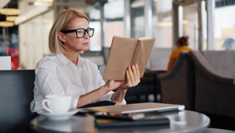 woman reading in a cafe