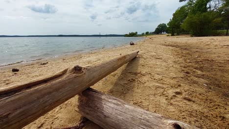 frente a la playa desierta en el área de uso diurno de la iglesia de ebenezer del área recreativa estatal del lago jordan