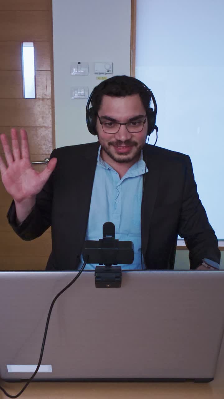 Uomo infastidito alle prese con problemi tecnici prima di una riunione virtuale