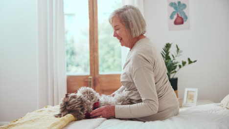 Ältere-Frau,-Hund-Oder-Kuss-Im-Schlafzimmer-Aus-Liebe