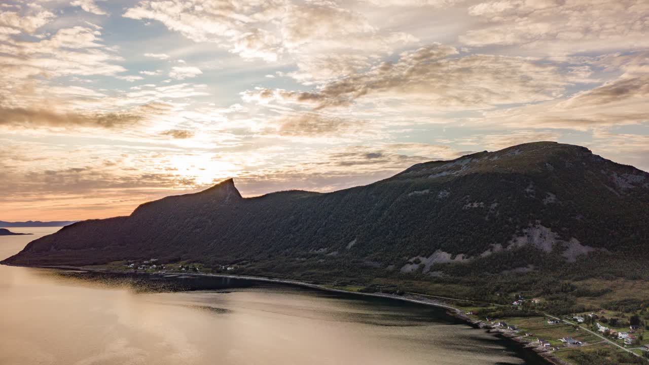 una magnífica puesta de sol en la isla senja
