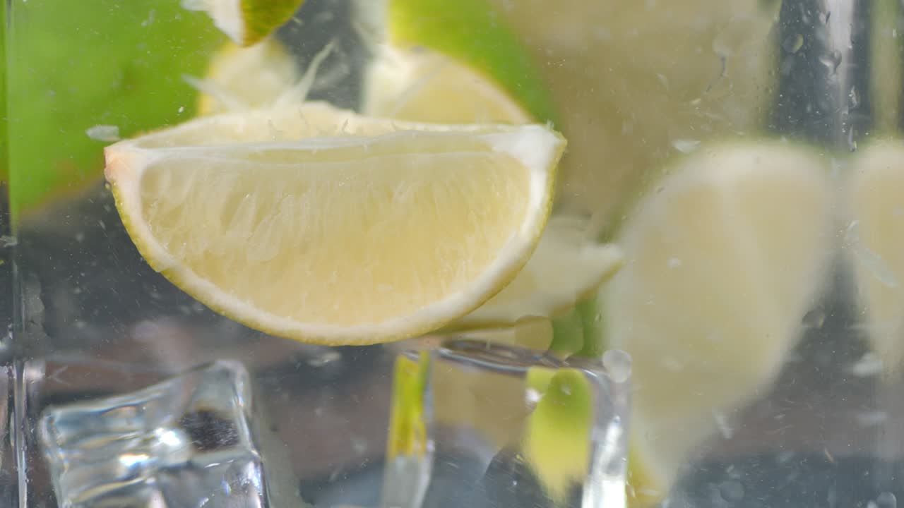 las rebanadas de cal con hielo bajo el agua.