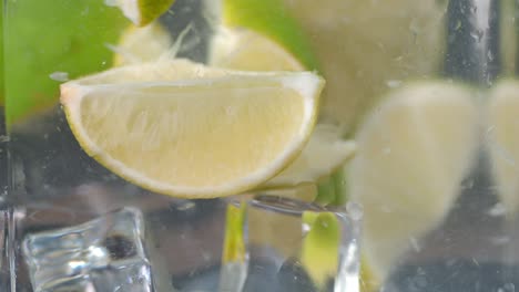 las rebanadas de cal con hielo bajo el agua.