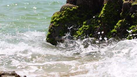 Olas-Rompiendo-En-La-Orilla-De-Piedra-Pómez-Salpicando