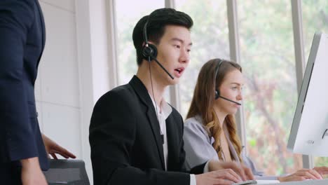 Geschäftsleute-Mit-Headset,-Die-Im-Büro-Arbeiten