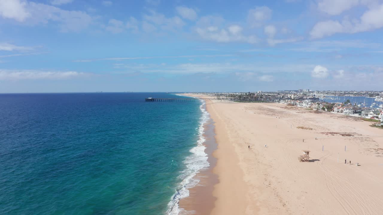 Vista aérea de drone sobre Newport Beach em Orange County, Califórnia, em um dia ensolarado de verão