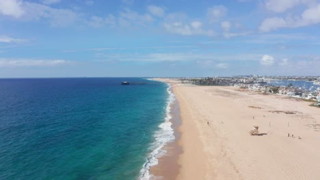 vista aérea de drones sobre la playa de newport en el condado de orange, california, en un día soleado de verano
