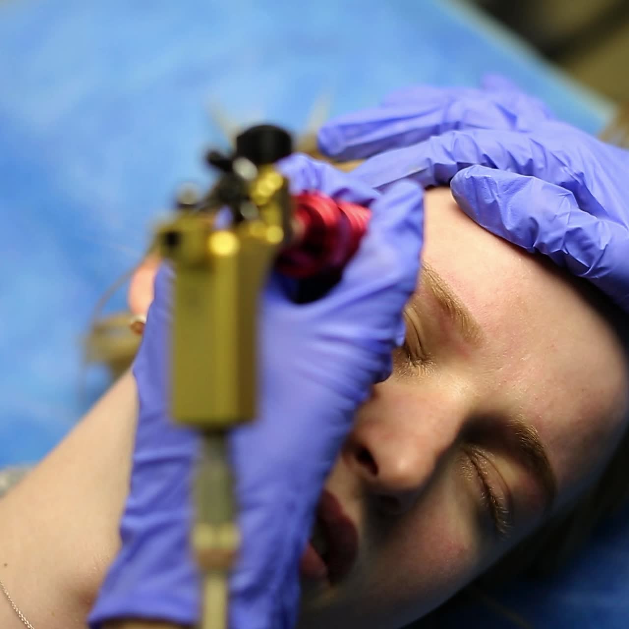 Realizzazione di tatuaggio sopracciglia