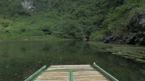 En-Trang-An-Bai-En-Hanoi,-Vietnam,-Viajando-En-Primera-Persona-En-Bote-Por-El-Río-Con-Vistas-Panorámicas