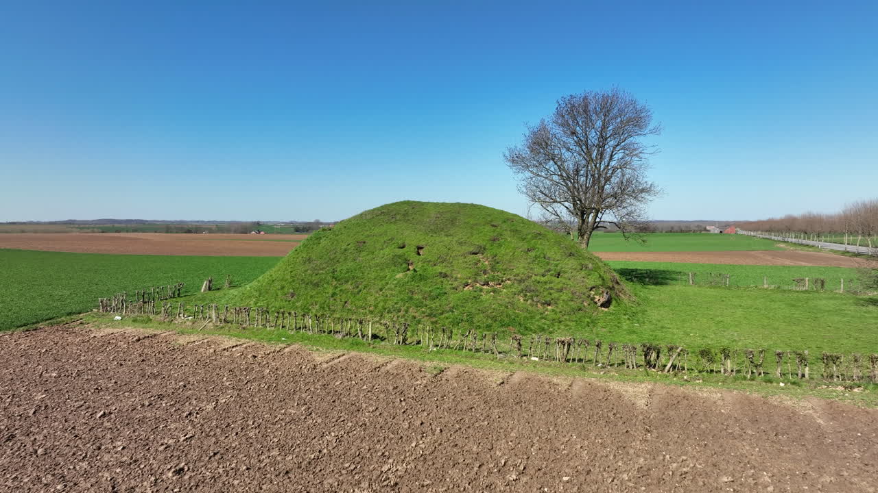 vuela sobre el antiguo túmulo romano, el túmulo funerario de tongres, disparado por un dron aéreo.