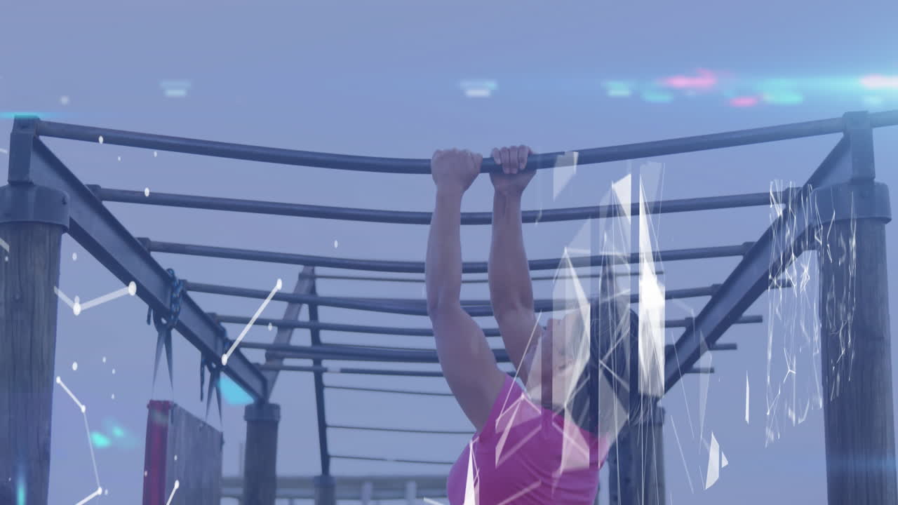 장애물 코스에서 운동하는 백인 여성 위에 움직이는 모양의 애니메이션