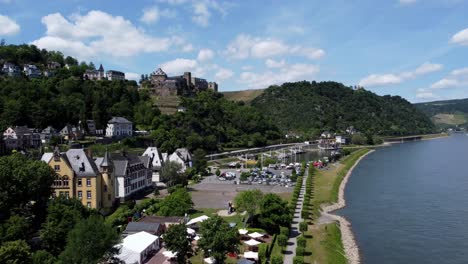 toma aérea de drones voladores, seguimiento, del valle del río rin y arquitectura antigua, incluidos castillos medievales, edificios antiguos y colinas alpinas boscosas naturales