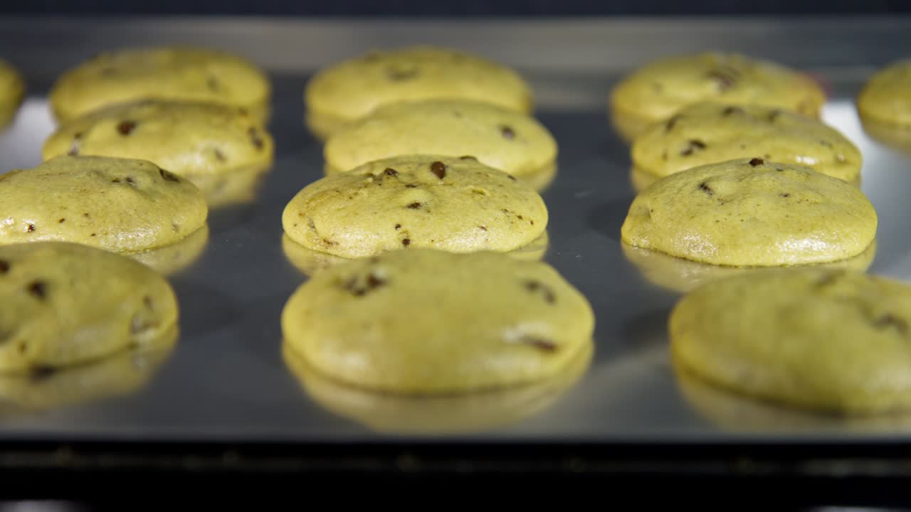 오븐에서 초콜릿  쿠키를 뒷받침하는 시간 지연