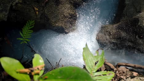 Arroyo-De-Agua-De-Azufre-Blanco-Que-Fluye-Y-Burbujea-A-Través-De-Las-Rocas,-Vista-De-Arriba-Hacia-Abajo,-En-La-Remota-Isla-De-Timor-Leste,-Sudeste-De-Asia