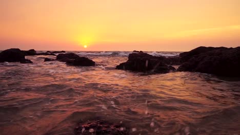 playa de arambol, india, puesta de sol mirando al oeste sobre el océano