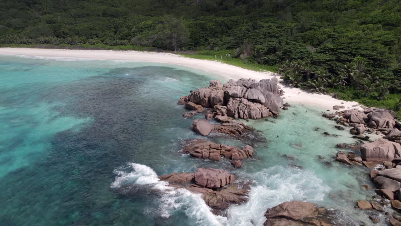 Vol de drone près de la plage de Grand Anse, pierres de granit, plage de sable blanc, nature préservée, La Digue, Seychelles 30fps 015