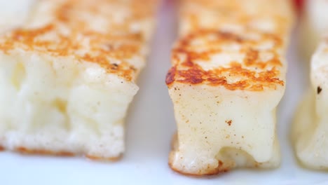 palitos de queso halloumi fritos y crujientes