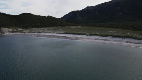 Idílica-Playa-Y-Pintorescas-Montañas-En-Breivika-Badeplass,-Municipio-De-Donna,-Noruega---Toma-Aérea