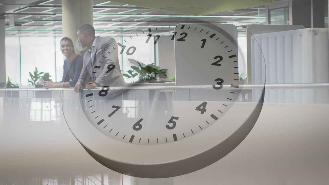 animación de reloj digital sobre diversos compañeros de trabajo compartiendo ideas en la oficina