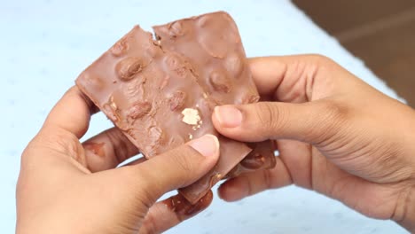 Draufsicht-Auf-Das-Essen-Von-Erdnussschokoladenbonbons,