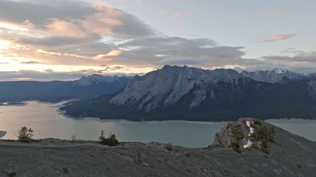 toma aérea de una montaña en alberta