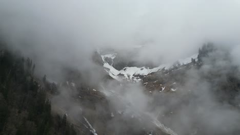 Disparo-De-Un-Dron-Sobre-El-Cielo-En-Klöntalersee,-Cantón-De-Glaris,-Suiza