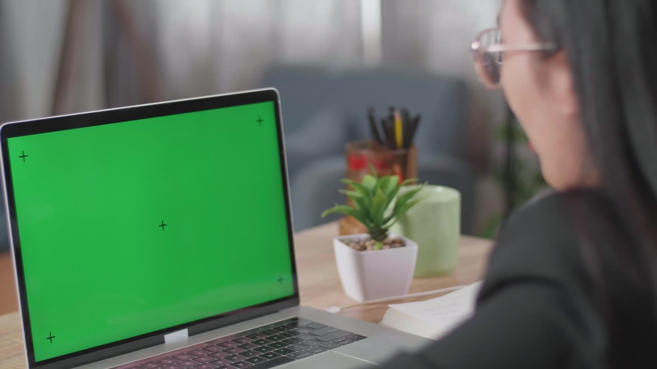 mujer en una reunión en línea aplaudiendo