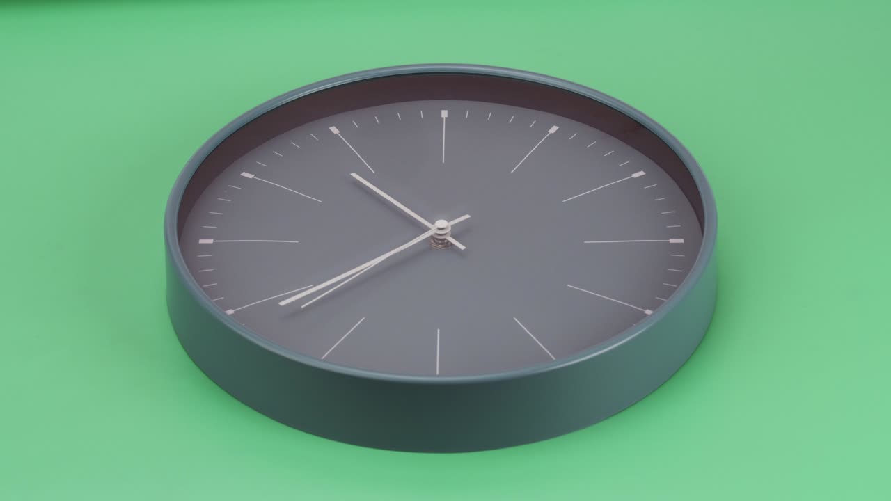 Orologio da parete isolato su sfondo verde