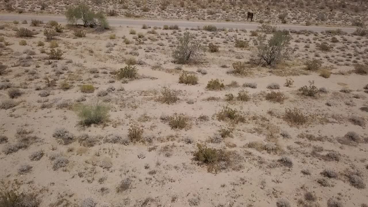 drone volando sobre el desierto y la carretera del desierto