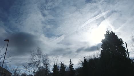 Breve-Lapso-De-Tiempo-Del-Cielo-En-El-Parque-Británico-Con-Nubes,-Aviones-Y-Senderos-De-Vapor