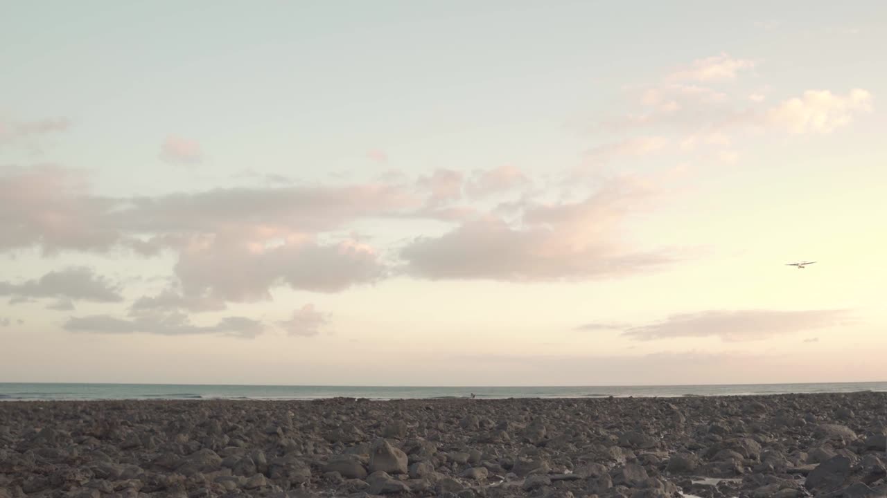 비행기 와 함께 해가 지는 해변 장면