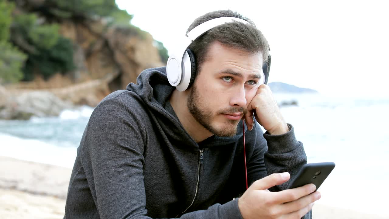 adolescente aburrido buscando música en línea