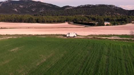 Autocaravana-Recorriendo-Las-Montañas-Verdes-Del-Mediterráneo